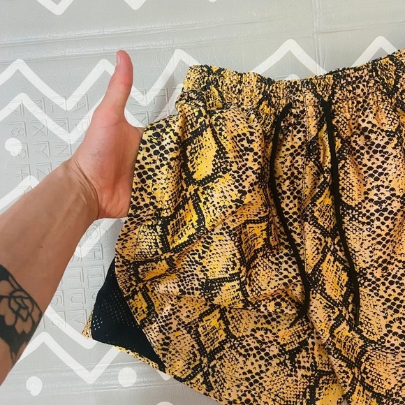 Nike limited edition animal snake print shorts - Picture 4 of 6